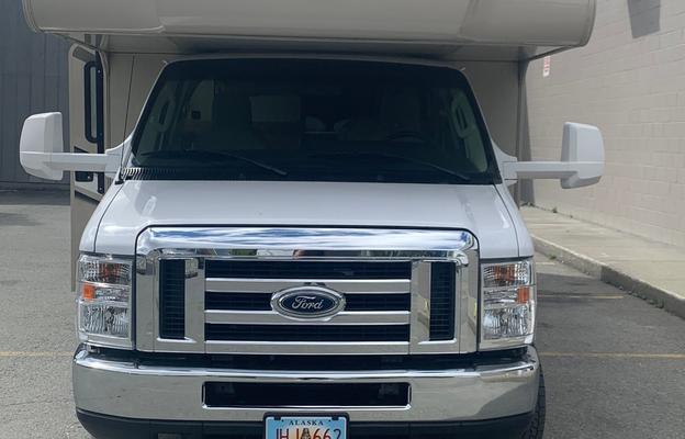 HANK - 2018 Thor Motor Coach Four Winds 11768WNW