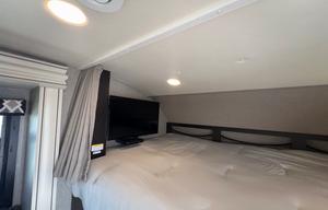 Rare King Bed | Auto Leveling | Easy to Drive