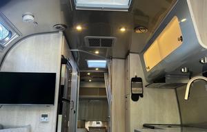 27 foot international - Power awning, Rear Hatch!