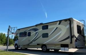 Easy to drive 2017 Thor Chateau 31E bunkhouse
