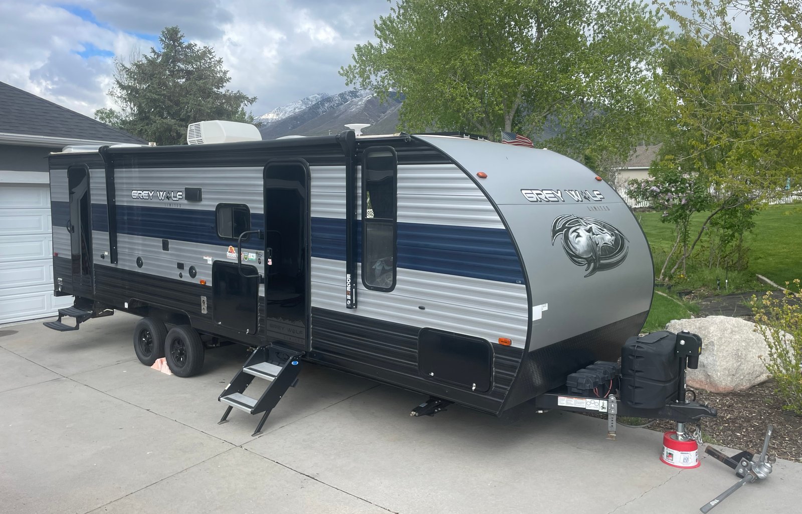 Big Bad Grey Wolf 26DBH bunk house