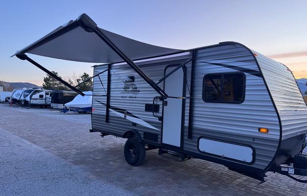 2021 Jayco 174BH Baja Edition w/solar and bunks