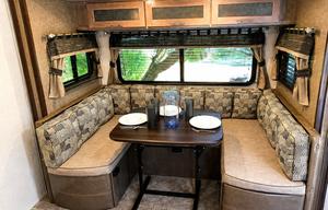 Surveyor 247BH Dog Friendly + Bunkhouse + Island
