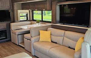Beautiful 2021 Thor Palazzo 37.4 with all you need