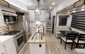 2 bedroom / loft luxury Camper (Generator add-on!)