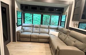 Luxury 2025 Alliance Valor 44V14 w/ 14' Garage