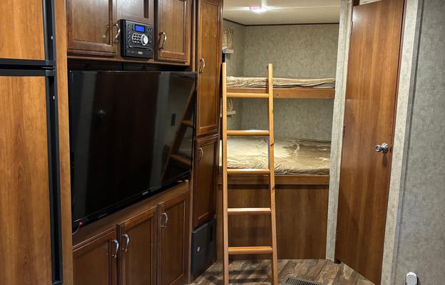 2017 Prime Time RV Avenger ATI 27DBS