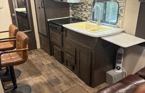 Plush & Roomy 26' RV FOR TWO! (Can Sleep 3)