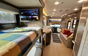‘Endeavor’ Loaded with Amenities + Sleeps 10!