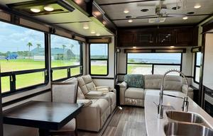 Deluxe 5th Wheel Luxury. Comfort.  Freedom.