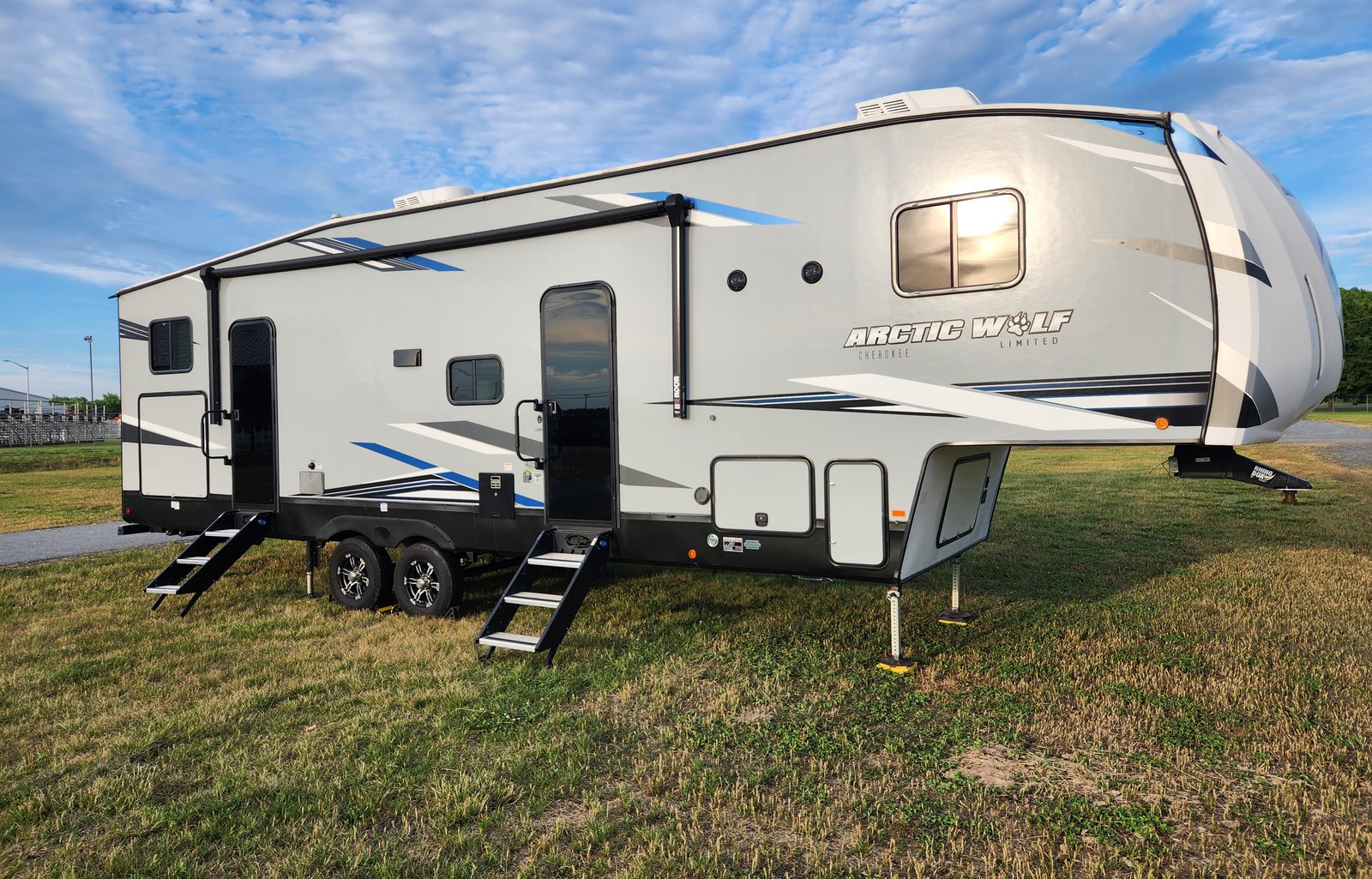 2022 Forest River Cherokee Arctic Wolf 321BH