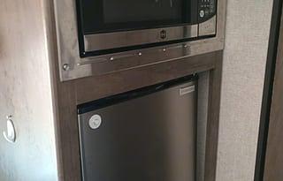 2021 Dutchmen RV Coleman Lantern LT Series 17B RV rental photo 3