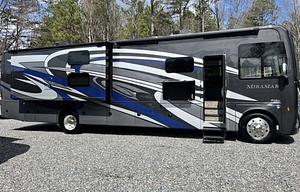 Luxury 2023 Thor Sleeps 8+