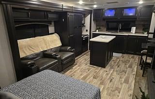 2020 Venture 333VFK Front Kitchen w/ Ent. Package