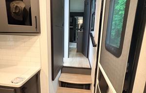 Luxury 2025 Alliance Valor 44V14 w/ 14' Garage