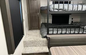 Family friendly bunkhouse with a king sized bed!