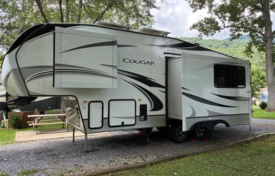 White Squirrel 5th Wheel