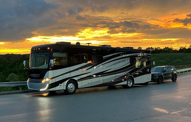 Luxury Coach - Quiet Diesel Pusher - Starlink