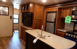 Luxury Lacrosse Camper RV Rental 35'