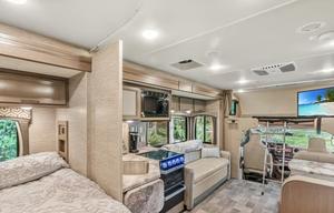 C8 *NEW*2022 Thor LUXURY KING Bed,8 Sleeper,Solar