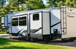 2 Bedroom/2 Bath w tub Luxury Fifth WheelGWTX 2797