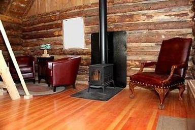 ALPINE RANGER STATION Living room 