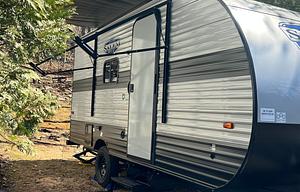 Lightweight trailer perfect for family getaway!