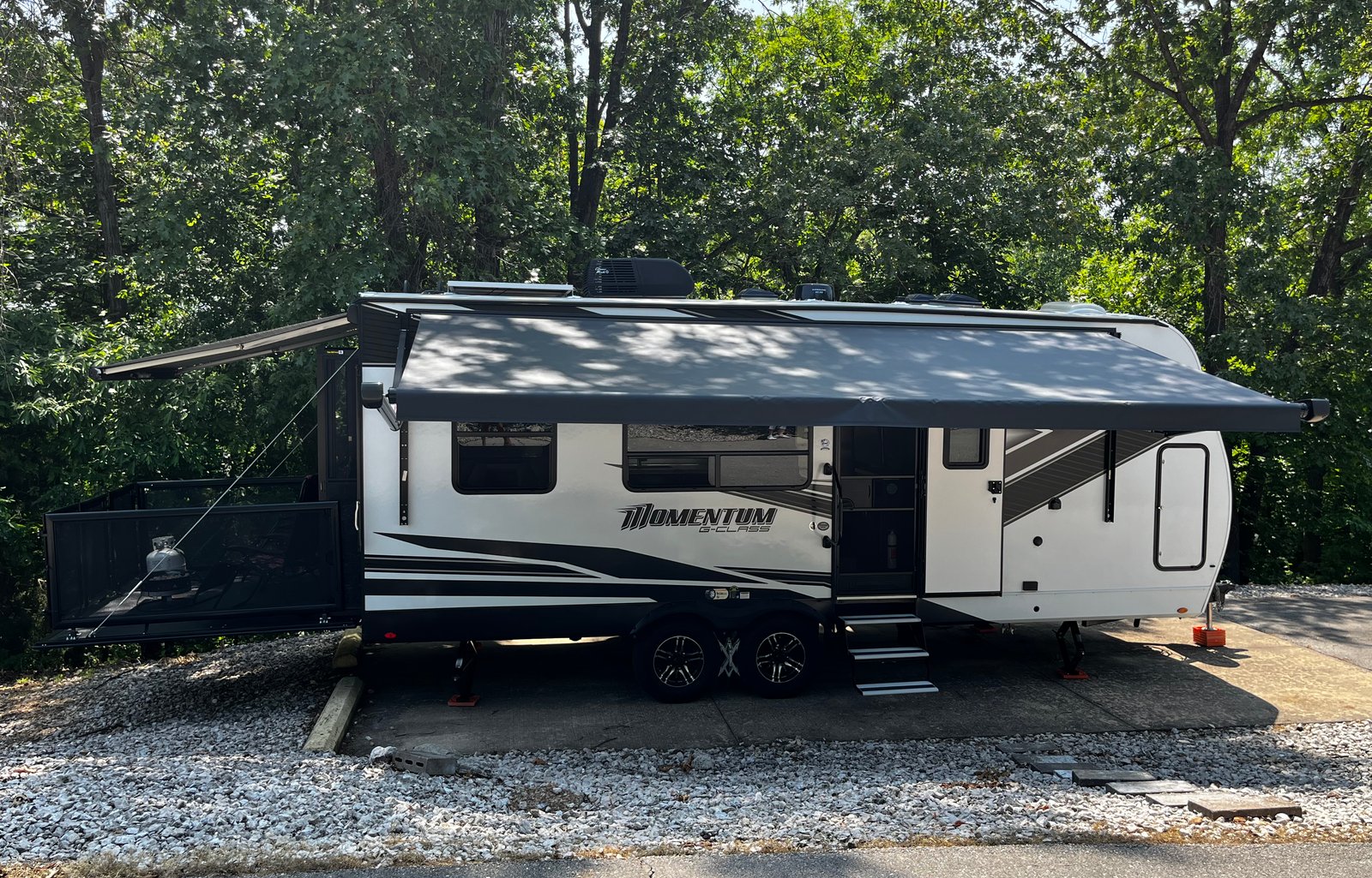 Travel Trailer / Toy Hauler / Sleeps 6 / Rear Deck