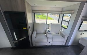 36 ft 2024 Toy Hauler