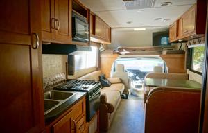 FAMILY APPROVED - 2018 Winnebago Minnie Winnie 25B