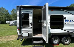 Beautiful Palomino Puma XLE Lite 25RSC