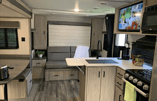 "Mountain Breeze" Keystone  Passport sleeps  6