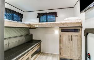 SLEEPS 6 + Outdoor fridge & Grill