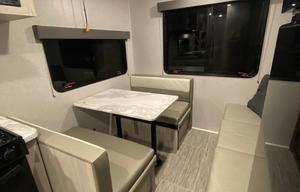 Cozy couples camper 2022 EAST TO WEST Silver Lake