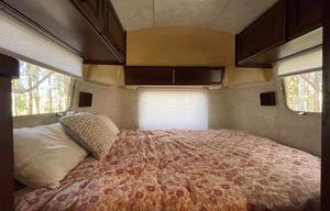 SilverStays 1990 Airstream Excella *DELIVERY ONLY*