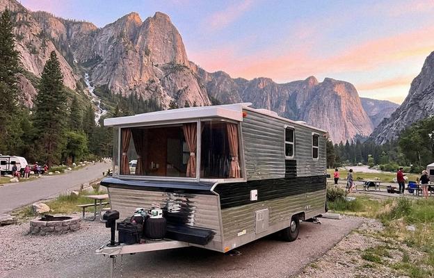 2021 Retro Holiday House Camper