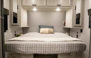 Beautiful Family Friendly 33 ft. Aurora RV