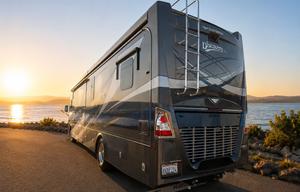 ❦ Discovery Pie ❦ Luxe Diesel • Sleeps 10 • Lounge