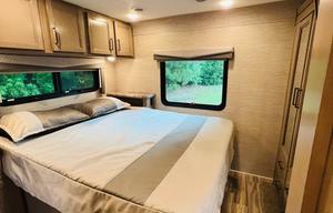 2022 Thor Four Winds 31E (with Bunkhouse)