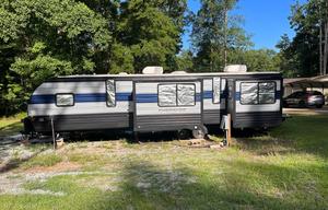 2021 Cherokee 306MM RV rental photo 4