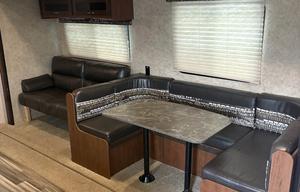 Spacious 28’ Camper – Perfect Family Getaway!