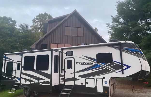 Upscale Getaway On Wheels  (DELIVERY ONLY)