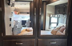 Rare King Bed | Auto Leveling | Easy to Drive