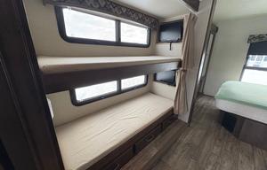 2018 Jayco Motorhome sleeps 10!