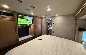 A-6 Newmar  33' , King Bed, Easy-Drive — Sleeps 5