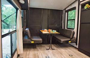 Generator / Sleeps 6  Plus / Deck (GWTX 1640)