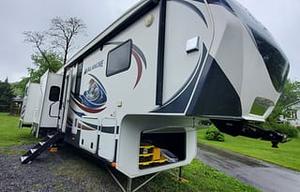 Sonny and Sunshine Kid Friendly Fifth Wheel