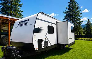 ⭐ 2025 Coleman Light• Delivery Available •Like New