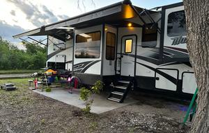 2016 Momentum 376TH RV rental photo 20