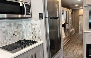 Luxury 2023 Thor Sleeps 8+